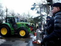 POLJOPRIVREDNICI IZAŠLI NA ULICE: Traktorima zaposjeli centar grada