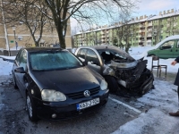 PARKING NA DOBRINJI: Izgorjelo vozilo Smart, oštećen i parkirani Golf