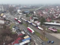 KAMIONI STOJE, PORUKA JASNA: Bez prava na rad nema prolaza (VIDEO)