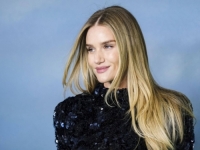 NIMALO DOSADNA KOMBINACIJA: Slavna plavuša ponosno pokazala isklesane trbušnjake (FOTO, VIDEO)