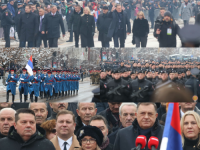 SVEČANI DEFILE U BANJALUCI POVODOM NEUSTAVNOG 'DANA RS': Mežu zvanicama i Vučićev sin (FOTO/VIDEO)