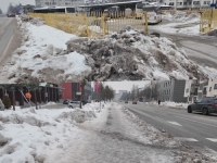 ZAKAZALE ZIMSKE SLUŽBE I U ISTOČNOM SARAJEVU: 'Ljudi lome noge'; Trotoari zaleđeni i neočišćeni danima, građani ogorčeni (FOTO, VIDEO)