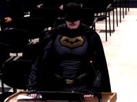 OVO IMA SAMO U AMERICI: Muškarac odjeven u kostim Batmana upao na sjednicu i iskritikovao vijećnike zbog ICE-a