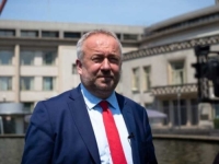 STARA DAMA JE OPET NA ISPITU: 'Samo da Amerikanci ne pošalju svatove na Grenland'