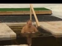 ISPOŠTOVAO TRADICIJU: Putin se prekrstio i tri puta uronio u ledenu vodu