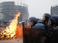 OPSADNO STANJE U STRASBOURGU: Specijalci napravili živi zid, hiljade poljoprivrednika juriša na barikade