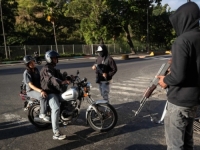 KARAKAS POD OPSADOM: Naoružani muškarci idu od vrata do vrata i hapse svakog ko je protiv Madura