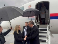 STIGAO JE, ALI U MOSTAR: Vučića na aerodromu srdačno dočekala Željka Cvijanović (FOTO)