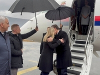 STIGAO JE, ALI U MOSTAR: Vučića na aerodromu srdačno dočekala Željka Cvijanović (FOTO)