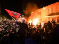 TIRANA GORI: Molotovljevi kokteli zasuli vladu, grad u plamenu