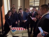 TRUMPOVE AMBICIJE NA TANJIRU: Republikanci rezali tortu u obliku Grenlanda (VIDEO)