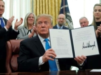 HIT NA INTERNETU: Trump pred kamerama napisao ime grada u Bosni...