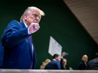 TRUMP POD LUPOM: Neočekivani detalj na snimku izazvao lavinu pitanja (FOTO)