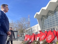 VUČIĆU SE OVO NEĆE DOPASTI: Europoslanik Vladimir Prebilič odao poštu poginulima u padu nadstrešnice u Novom Sadu