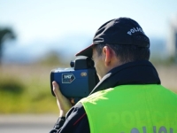 NAJAVLJENE RIGOROZNE KONTROLE: Oštre kazne za telefoniranje u vožnji, šminkanje...