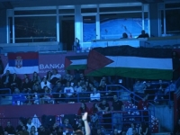 PRIZOR SA TRIBINE U BEOGRADU: Zastave Palestine istaknute na vaterpolo utakmici Srbija - Izrael