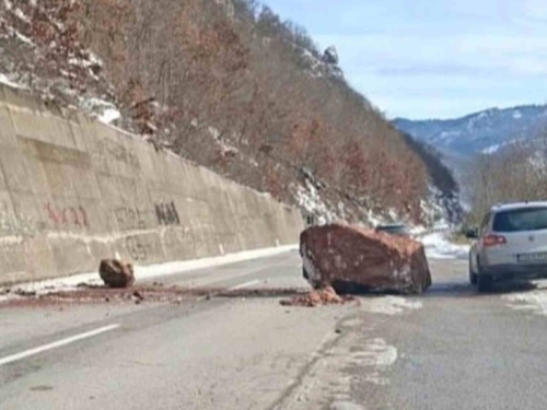 SCENA UŽASA U BiH: Stijena teška nekoliko tona pala na put...