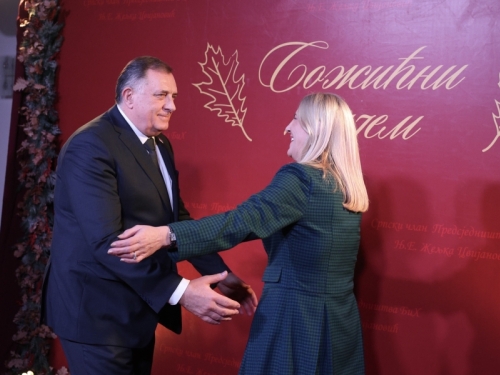 GDJE SI DUŠO, GDJE SI RANO: Na Božićnom prijemu Cvijanović dočekala brojne goste, ali nikoga kao Dodika... (FOTO)