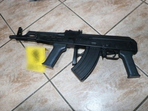 GDJE JE OVAJ KRENUO: U autobusu bh. registracija pronađena puška, municija, bombe...