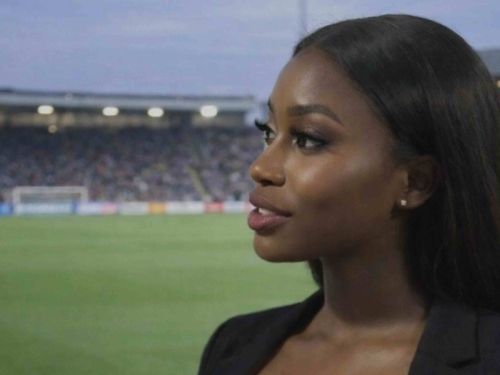 U TOKU JE AFRIČKI KUP ALI NIKO NE PRIČA O IGRAČIMA: Atraktivna crnokosa voditeljica zaludjela je cijeli svijet! (FOTO)