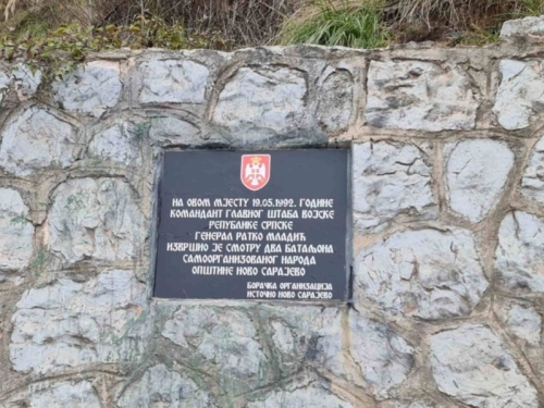 SKANDALOZNA ODLUKA TUŽILAŠTVA BiH: Postavljanje spomen ploče zločincu Ratku Mladiću nije krivično djelo!