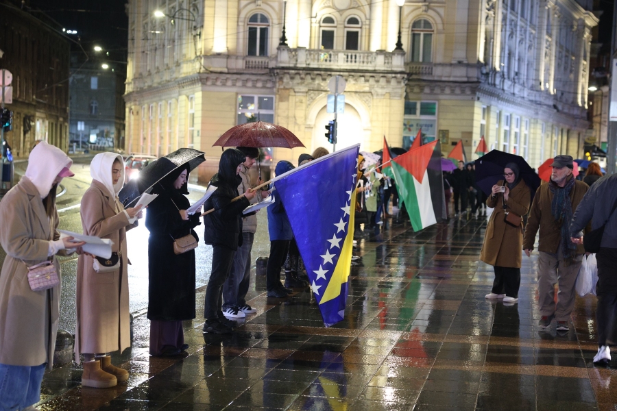 BROJNI GRAĐANI SE OKUPILI: Čitanje imena i sjećanje na ubijenu djecu Sarajeva i Gaze (FOTO)