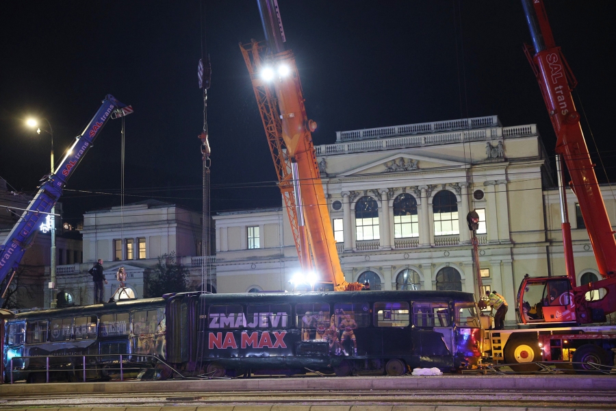 POD JAKOM POLICIJSKOM PRATNJOM: S ceste uklonjen tramvaj koji je izletio iz šina