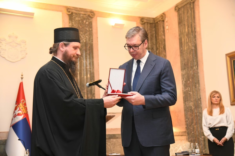 KO JE EPISKOP KOJI JE VUČIĆA PROGLASIO NOVOMUČENIKOM: Upoređivao ga s Isusom, Karađorđem, Milošem Obrenovićem, a studente nazvao...