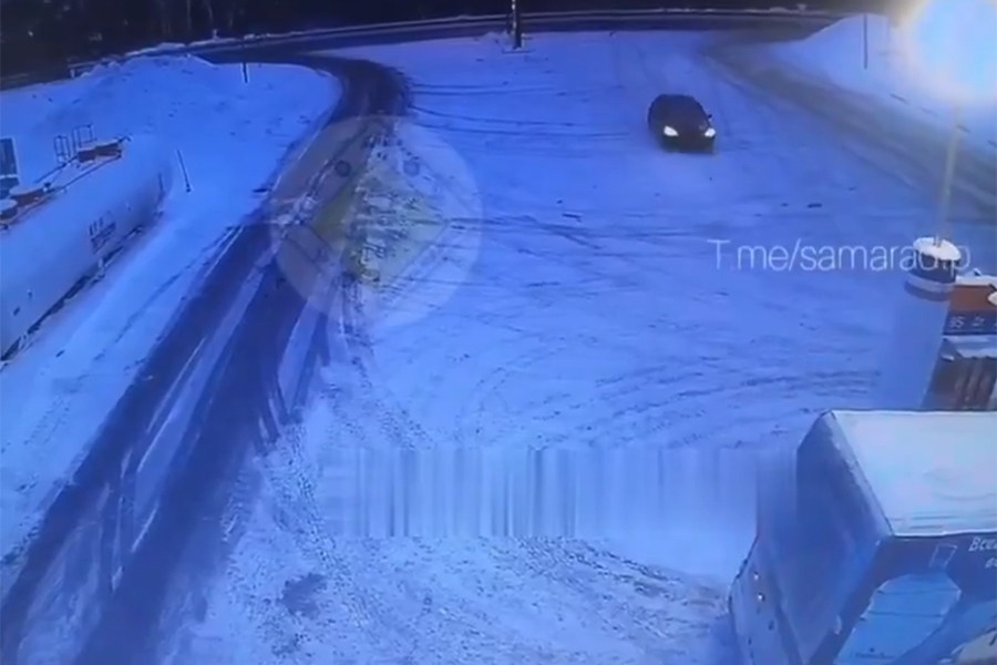 ZASTRAŠUJUĆE SNIMKE IZ RUSIJE: Automobilom u plamenu zabio se u benzinsku pumpu, pogledajte kako je sve završilo...