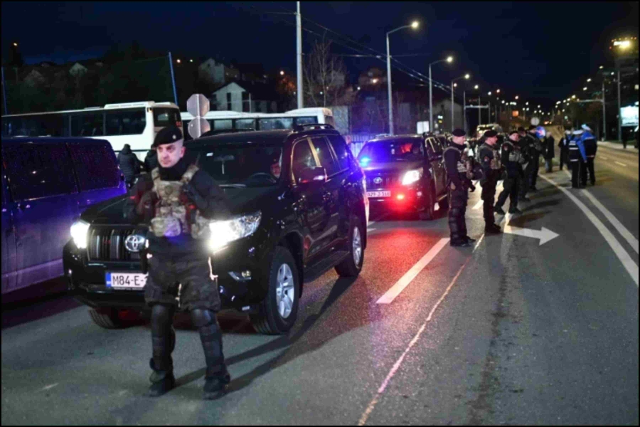 JAKE POLICIJSKE SNAGE NA GRBAVICI: Navijači Slavije stigli na stadion...