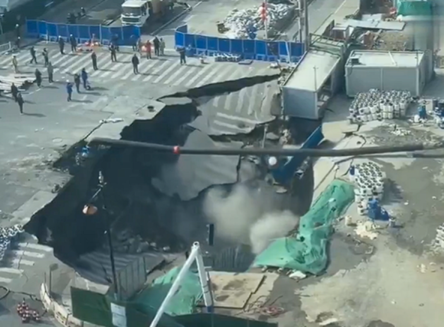 DRAMATIČNI SNIMCI IZ ŠANGAJA: Vrtača progutala prometnu ulicu (VIDEO)