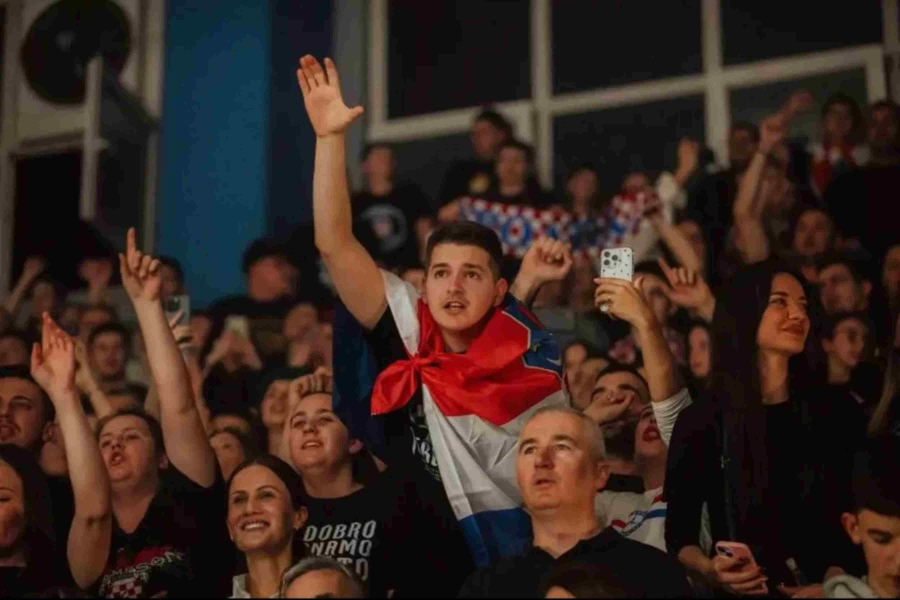 DVORANOM SE PROLAMALI NACISTIČKI POZDRAVI: Sudija Ustavnog suda BiH Marin  Vukoja na Thompsonovom koncertu u Širokom Brijegu (VIDEO) | Slobodna Bosna