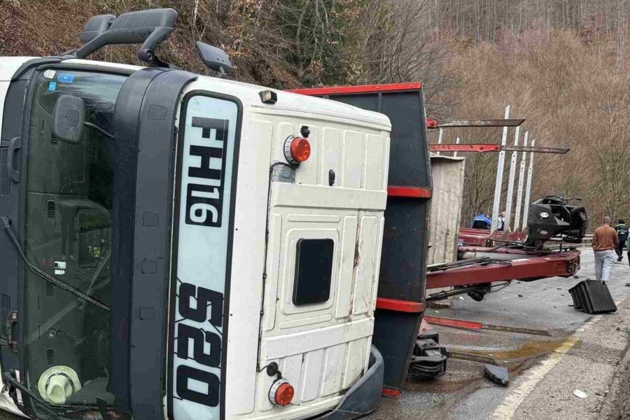 KRŠ I LOM NA CESTI: Kamion prevrnut, formirane kolone (FOTO)