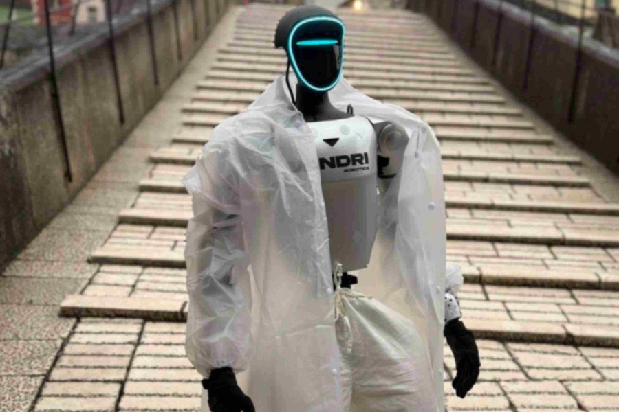 'NEKA BUDE PRAVA MOSTARSKA AVANTURA...!': Prvi humanoidni robot u BiH prošetao Starim mostom... (FOTO)