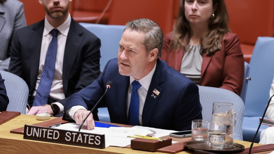 MOŽE LI OVO NEKO OD NAŠIH: Ambasador SAD-a Mike Waltz pokazao impresivnu fizičku spremu, radio sklekova s marincima