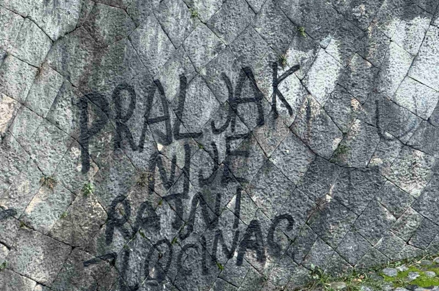 'GOSPODO, DŽABE STE KREČILI': SDP Mostar kritikuje polovično uklanjanje uvredljivih grafita u gradu