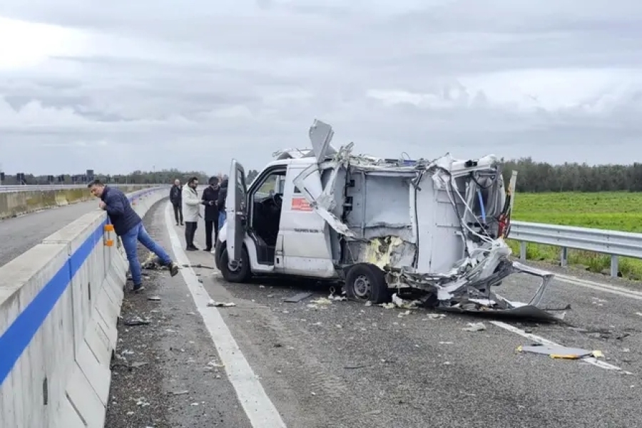 DIVLJI ZAPAD DANAŠNJICE: Pljačkaši glumili policiju, bacili eksere i eksploziv i blokirali saobraćaj, a onda doživjeli šok (VIDEO)