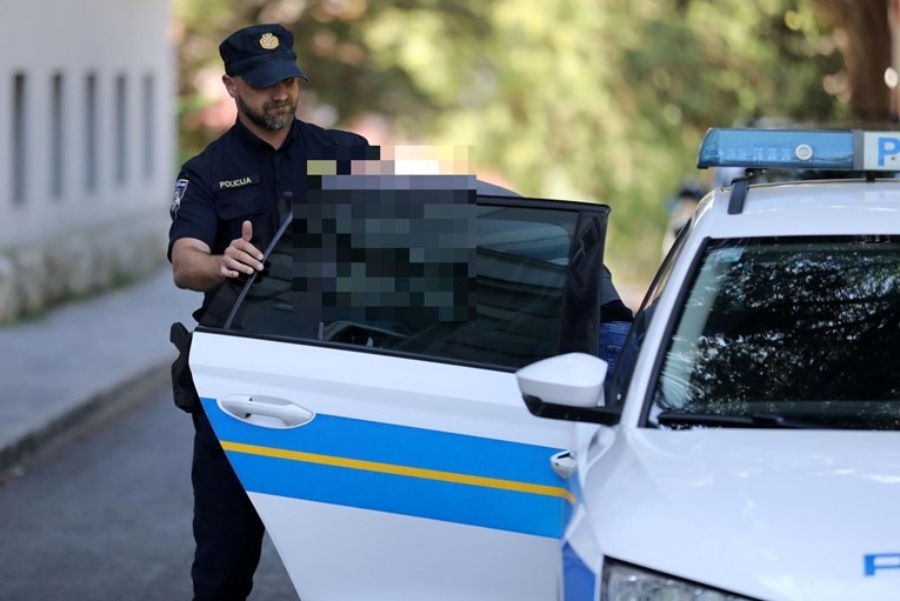 HOROR IZA ZATVORENIH VRATA: Godinama tukao suprugu pred djecom, prijetio da će je baciti s balkona