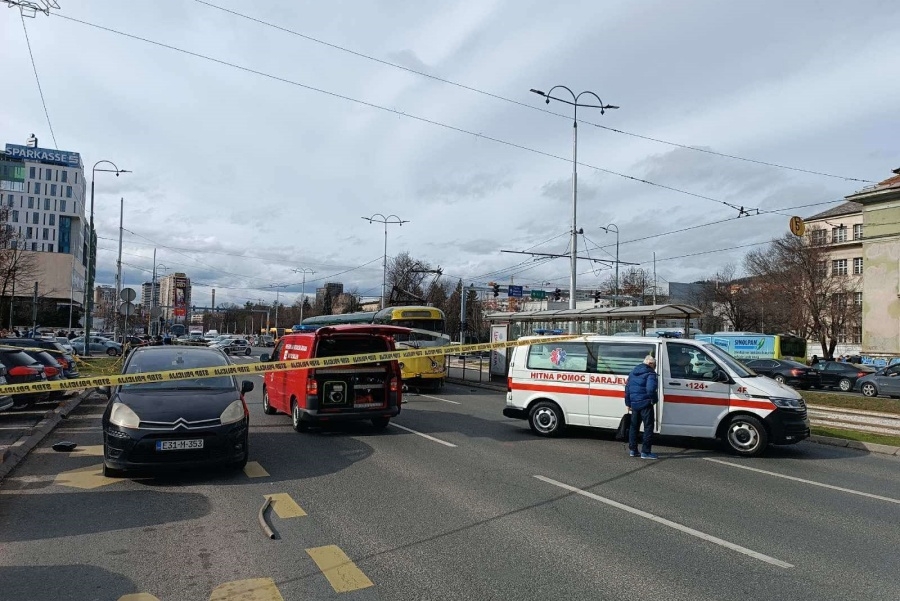 'SB' NA LICU MJESTA: Teška nesreća u centru Sarajeva, tramvaj iskočio iz šina; Jedna osoba stradala (FOTO, VIDEO)