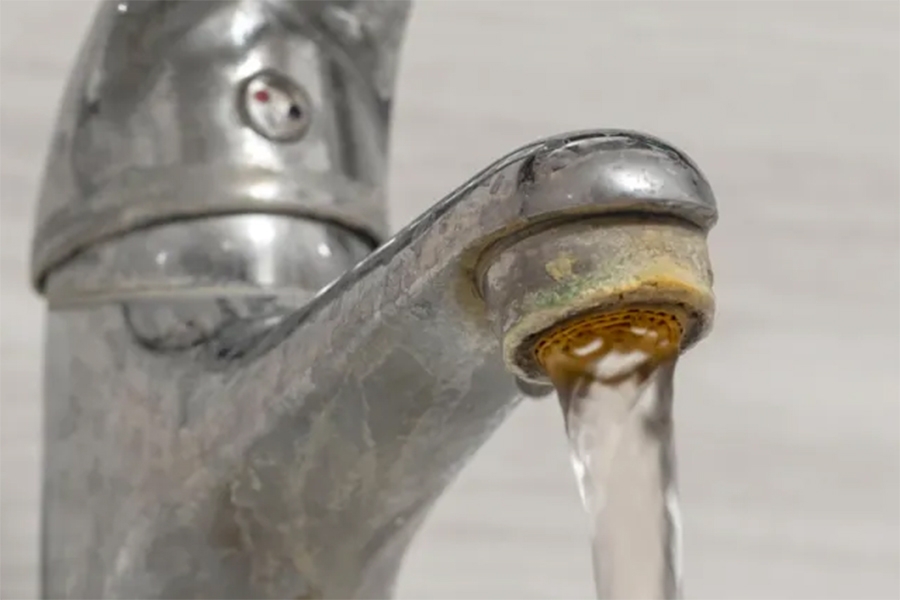 SVE ŠTO VAM TREBA SIGURNO VEĆ IMATE U KUĆI: Isprobajte najbrži trik za uklanjanje kamenca sa slavina...