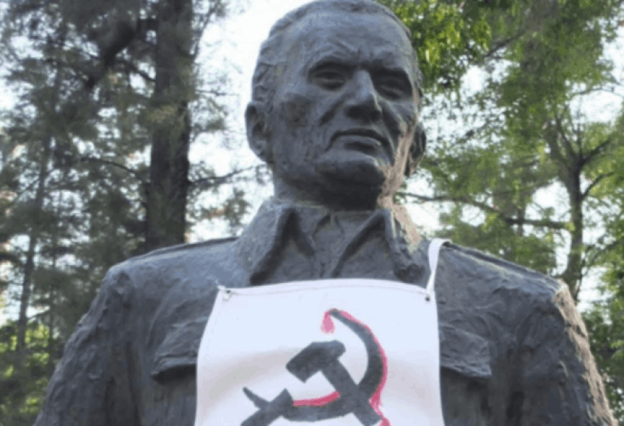 MIŠLJENJA PODIJELJENA: Na Titovu spomeniku na drugom kraju svijeta osvanula poruka koja ledi krv u žilama