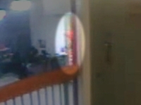 NOVI VIDEO RUŠI ZVANIČNE TVRDNJE: Ko je ušao u Epsteinov zatvorski odjel u noći njegovog ubistva?