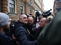 VOZAČ TRAMVAJA ADNAN KASAPOVIĆ PUŠTEN NA SLOBODU: U suzama zagrlio kolege ispred suda