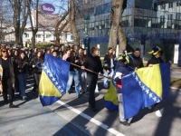 'NA MOSTU SJEĆANJA, U SUSRET SLOBODI': Svečani defile učenika povodom Dana nezavisnosti Bosne i Hercegovine (FOTO)