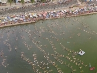 POKUŠAVAJUĆI DA OBORE REKORD: Gotovo 2.000 ljudi plutalo u jezeru