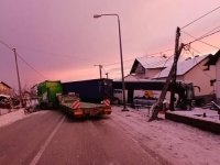 TEŠKA SAOBRAĆAJNA NESREĆA NA BH. CESTAMA: Sudar tri kamiona i autobusa