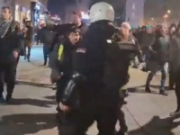 INCIDENTI U NOVOM SADU: Vučićevi batinaši napala studente i novinare (VIDEO)