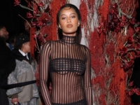 NAJEZDA 'GOLIH' HALJINA: Zapanjila u odvažnoj kreaciji koja otkriva baš sve (FOTO)