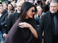 BEZVREMENSKI KLASIK: Mala crna haljina nikad nije izgledala ovako chic, jedan detalj je pretvara u čistu modnu magiju (FOTO)