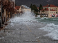 DALMACIJA NA UDARU: Kiša, grmljavina i snažno jugo podižu razinu mora, potopljene rive (VIDEO)